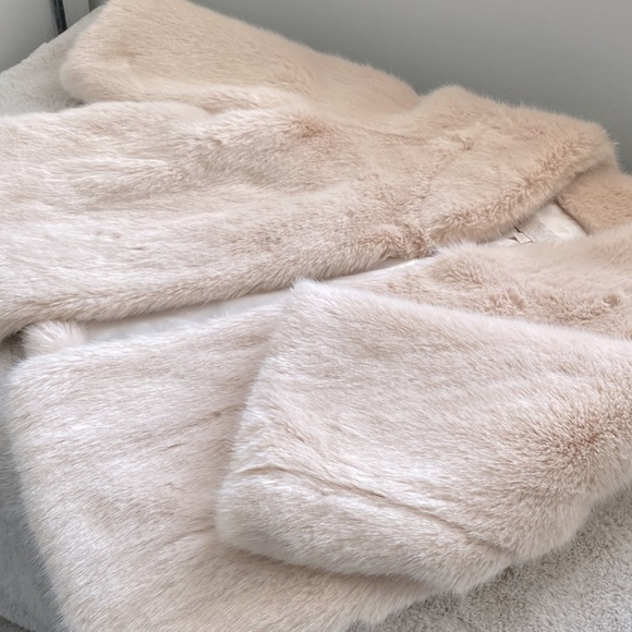Donna Salyer’s Faux Fur Jacket in light blush pink & white interior - size Large - Picture 2 of 10